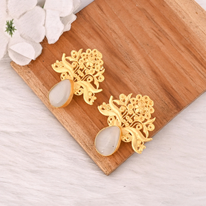 Boucles d'oreilles en laiton plaqué or faites à la main avec pierre œil-de-chat blanche, bijoux fantaisie pour femmes - Product Image 4