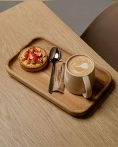 Plateau de service en bois Lively Home, ajoutant une touche chaleureuse aux arrangements de la table basse et au service des invités - Product Image 2