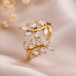 Anillo Elegante con Diseño de Rama de Hoja para Mujer, Chapado en Oro, Cristal, Ajustable, Abierto, Joyería de Diseño, Regalo - Product Image 1