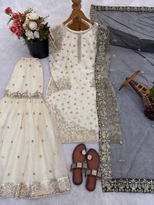 Ensemble Kurta et pantalon en soie crème avec dupatta noir, coupe ample, longueur au sol, tenue traditionnelle indienne et pakistanaise pour mariage, pour femme - Product Image 4
