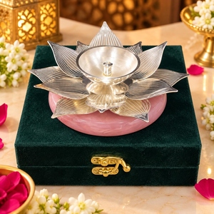 Eleganter Messing-Lotus-Teelichthalter & Tischdekoration für Pooja Diwali Hochzeit Einweihungsfeier & Festliche Geschenke - Product Image 3