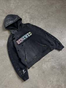 Sweat à capuche surdimensionné en molleton de coton pour homme, style streetwear, avec imprimé pailleté, détails cloutés et strass, effet vieilli - Product Image 1