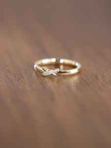 Anillo Fino Minimalista y Delicado de Plata de Ley 925 con Zirconia Creada en Laboratorio y Engaste de Bisel, para Pareja Cristiana, Joyas Kanta Gems - Product Image 3