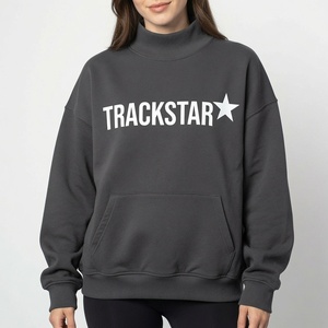 เสื้อสเวตเชิ้ตผู้หญิงสีแดงเลือดหมู คอเต่าทรงโอเวอร์ไซส์ พิมพ์ลาย Trackstar มีกระเป๋าจิงโจ้ ผ้าฟลีซหนานุ่ม - Product Image 3