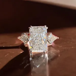 แหวนหมั้นมอสซาไนต์เงินแท้ทรงสามเม็ดเจียระไนแบบเรเดียนท์ แหวนแต่งงานเครื่องประดับหรูหรา - Product Image 1