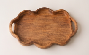 Tabla de servir artesanal de madera de mango con bordes ondulados, bandeja decorativa con borde esculpido y ranuras integradas para colgar. - Product Image 2