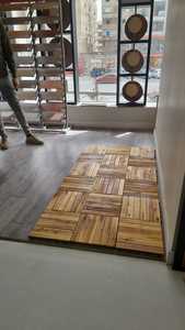 กระเบื้องพื้นไม้สี่เหลี่ยมอะคาเซียคุณภาพสูง ทันสมัย กันน้ำ ระบบล็อคสองชั้น ขนาด 300x300 มม. ผิวด้าน เหมาะสำหรับสระว่ายน้ำ - Product Image 6