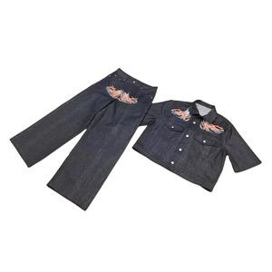 Elegante conjunto de moda: Top y pantalón de mezclilla selvedge con lavado medio, desgastado, de algodón y elastano para mujer - Product Image 1