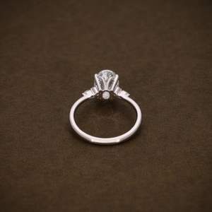 แหวนหมั้นเพชรทรงรีที่ได้รับการรับรองจาก IGI ประดับเพชรทรงมาร์คีส์และทรงกลม ตัวเรือนทองคำแท้ เครื่องประดับสำหรับงานแต่งงาน - Product Image 5