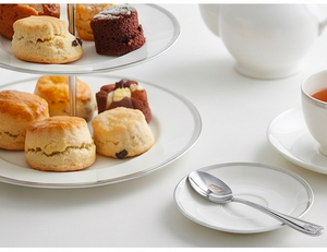 Ensemble de couverts en acier inoxydable poli au design élégant, trois pièces, parfait pour les mariages, les restaurants et la présentation de desserts - Product Image 4