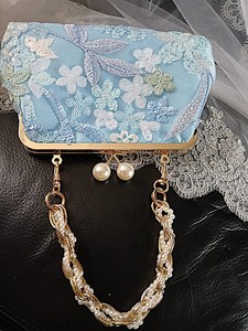 Pochette brodée bleu clair à motif floral avec chaîne de perles et fermoir à pression, sac à bijoux, sac de présentation, sac d'emballage - Product Image 6