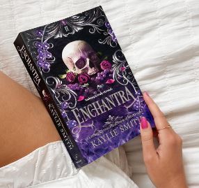 เอนชานตรา โดย เคย์ลี สมิธ หนังสือปกอ่อน นวนิยายแฟนตาซี โรแมนติก และเวทมนตร์มืด - Product Image 4