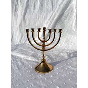 Chandelier de luxe en laiton à 7 bras, décoration de table Hanouka, Ménorah à 7 branches, porte-bougie en métal, artisanat fait main - Product Image 1