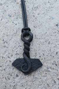 Collier pendentif Marteau de Thor médiéval forgé à la main Prime Crafts International, en acier au carbone noir avec cordon en cuir - Product Image 6