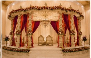 Mandap de madera de diseño exquisito para bodas jaines, elegante mandap de madera con cortinas moradas y naranjas para decoración de bodas en EE. UU. - Product Image 3