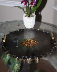 Plateau en résine noire fait main avec des paillettes dorées et sous-verres - Product Image 5