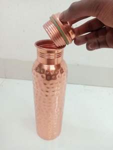 Bouteille d'eau en cuivre haut de gamme pour les magasins de design, le bien-être, la vente au détail et le marché des cadeaux - Product Image 3