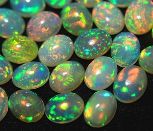 Opale d'Éthiopie naturelle ovale cabochon multicolore, pierre précieuse opale de feu, pierre de naissance d'octobre pour la fabrication de bijoux - Product Image 1
