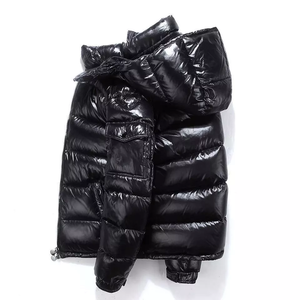 Chaqueta Bomber Acolchada Brillante de Invierno, Corta y Gruesa, Unisex, 100% Poliéster, con Logotipo Personalizado OEM, Detalle de Piel de Oveja y Cierre de Cremallera - Product Image 6