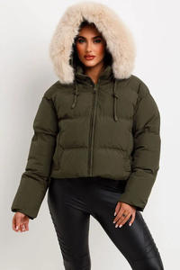 Blouson matelassé tricoté pour femme avec logo personnalisé, broderie, capuche en fausse fourrure, fermeture éclair intégrale, cordon de serrage, design hiver matelassé effet bulle, couleur kaki, OEM - Product Image 3