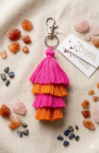 Porte-clés à pampilles superposées Tassel Treasures, rose et orange, en polyester, avec franges décoratives - Product Image 5