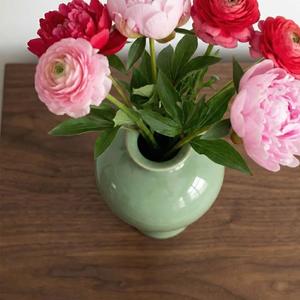 Jarrón de Cerámica Artesanal con Acabado Verde Brillante, Forma Curva Elegante, Perfecto para Decoración Minimalista de Estantes y Arreglos Florales - Product Image 3