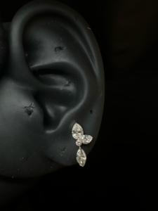 Pendientes de Lujo de Oro de 14K con Diamantes en Espiral, Piedras Marquise y Perlas, y Doble Base Plana para Perforación - Product Image 5