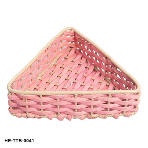 Panier de rangement triangulaire en rotin écoresponsable fait main, tressage rose glacé, cadre en fer, bordures décoratives couleur crème de tapioca - Product Image 1