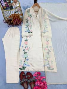 Ensemble prêt-à-porter entièrement cousu : haut kaftan en verre romain avec broderie de créateur et sequins, et bas en verre romain, avec dupatta. - Product Image 5