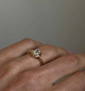 แหวนเพชรทรงรี 1.00 กะรัต ฝังแบบ Bezel Set ผลิตในห้องปฏิบัติการ พร้อมทองคำแท้ 14K รับรองโดย IGI ของขวัญแต่งงานสุดหรูสำหรับคนรัก - Product Image 2