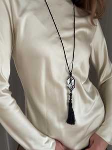 Collier pendentif en macramé en quartz clair fait main, bijou en pierre naturelle de guérison avec pompon, long collier bohème en pierres précieuses - Product Image 4