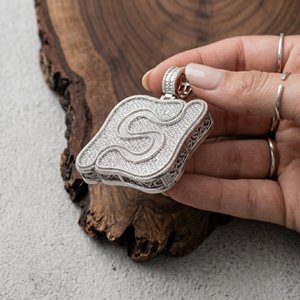 Pendentif initial 3D ondulé Hip Hop en argent 925, personnalisé avec lettres en diamants Moissanite VVS, personnalisations disponibles - Product Image 2