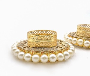 Portavelas Decorativo Tradicional Indio para Diwali y Navidad, Anillo de Latón Jali para Velas de Té, con Perlas Artificiales Blancas - Product Image 3