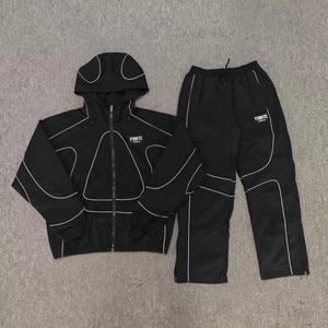 Chaqueta con capucha de alta calidad, OEM, personalizada, ligera, cortavientos, con diseño de patchwork, con cremallera, y pantalones deportivos para correr. - Product Image 1