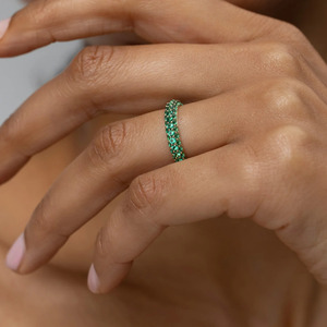 Bague de mariage en or massif 10K 14K 18K, triple rangée micro-pavée d'émeraudes de Zambie, entièrement sertie, plaquée or, faite à la main - Product Image 5