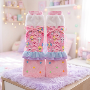 Jambières en fausse fourrure rose style Lolita avec imprimé de personnage, ourlet à volants et design à lacets en ruban - Product Image 3