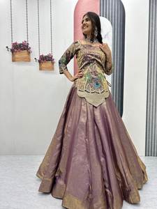 Ensemble Lahenga Choli mi-long en soie pure de style culturel gujarati, avec de magnifiques broderies, idéal pour les prochaines occasions festives. - Product Image 2