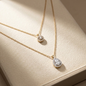 Collier pendentif en or double couche 10k avec diamants de laboratoire taille poire et ronds, chaînes halo et chaîne câble en or superposée, pendentif diamant - Product Image 4