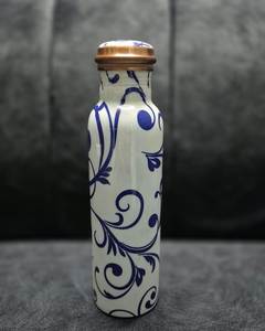 Bouteille d'eau en céramique blanche avec bouchon à vis en cuivre et motif floral bleu, design floral bleu, design personnalisé, haute qualité - Product Image 1