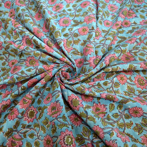Tela de Algodón Estampada a Mano con Diseño Floral Azul Agua |   Material de decoración con motivos de enredaderas rosas y verdes. - Product Image 1