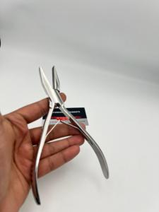 Alicates de punta plana de acero inoxidable sólido con acabado espejo plateado para extensiones de cabello, multifunción, con logotipo personalizado y estuche de cuero. - Product Image 2