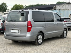 Vehículo de Transporte Automático Diésel, Usado, en Buen Estado, Tipo Starex Van MPV - Product Image 2