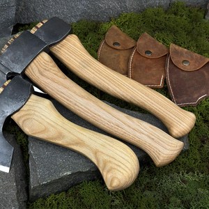 Hacha de tallado forjada a mano, hojas de acero al carbono, mangos de fresno, fundas de cuero - Product Image 2