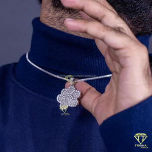Pendentif Patte de Luxe Style Urbain avec Diamants de Laboratoire Sertis à la Main et Finition Ultra Brillante - Product Image 5