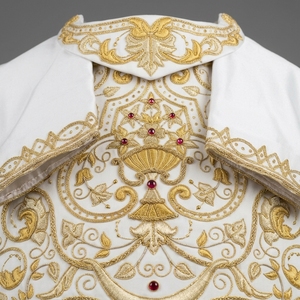 Casulla litúrgica blanca bordada a mano con hilo de oro, ornamental, para sacerdotes, vestimenta de misa. - Product Image 2