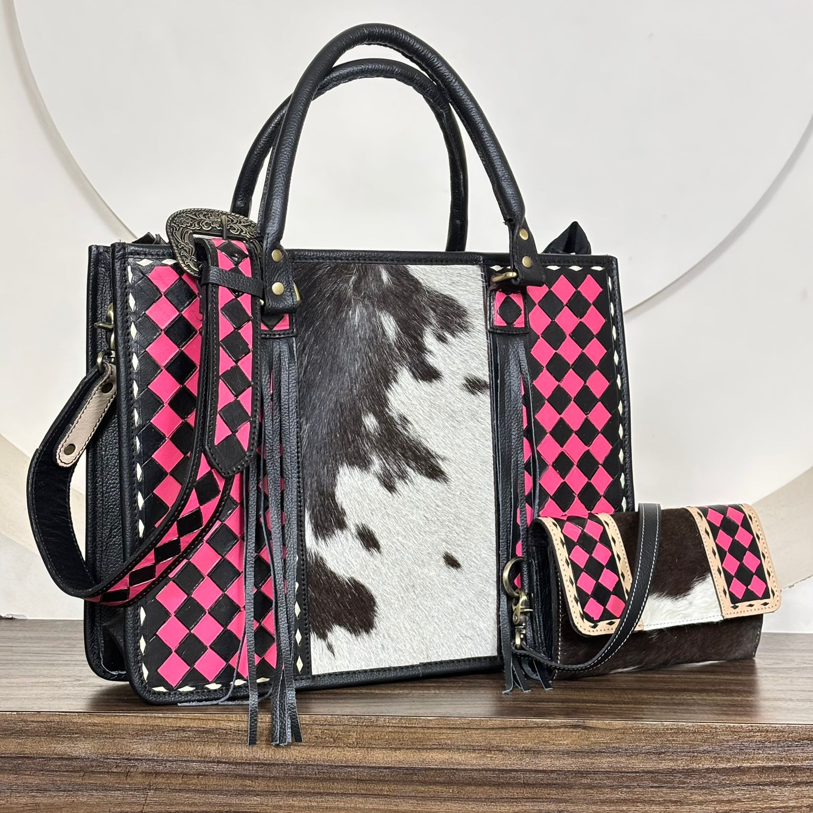 ลายตารางหมากรุกสีชมพูเข้มและดำ