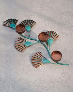 Portavelas metálico para velas de té ofrece una durabilidad excepcional, lo que lo convierte en una pieza decorativa duradera que resiste el calor. - Product Image 3