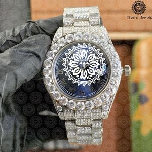 Charm Jewells Reloj de cuarzo analógico de acero inoxidable con incrustaciones de diamantes para hombre, caja redonda de 42 mm, indicador de fecha, cierre plegable - Product Image 4