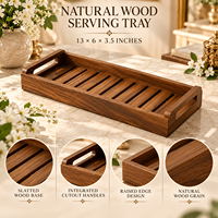 Plateau de service moderne en bois naturel à lattes de qualité supérieure |   Table de réception rectangulaire avec poignées découpées et bord surélevé pour thé, café, collations, mariage