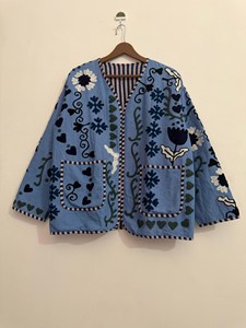 Chaqueta bordada Suzani de algodón azul hecha a mano con motivos en blanco y negro y flores negras, estilo bohemio chic para mujer. - Product Image 1
